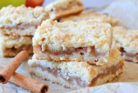 Apple Crumble Bars with Cinnamon Apple Filling