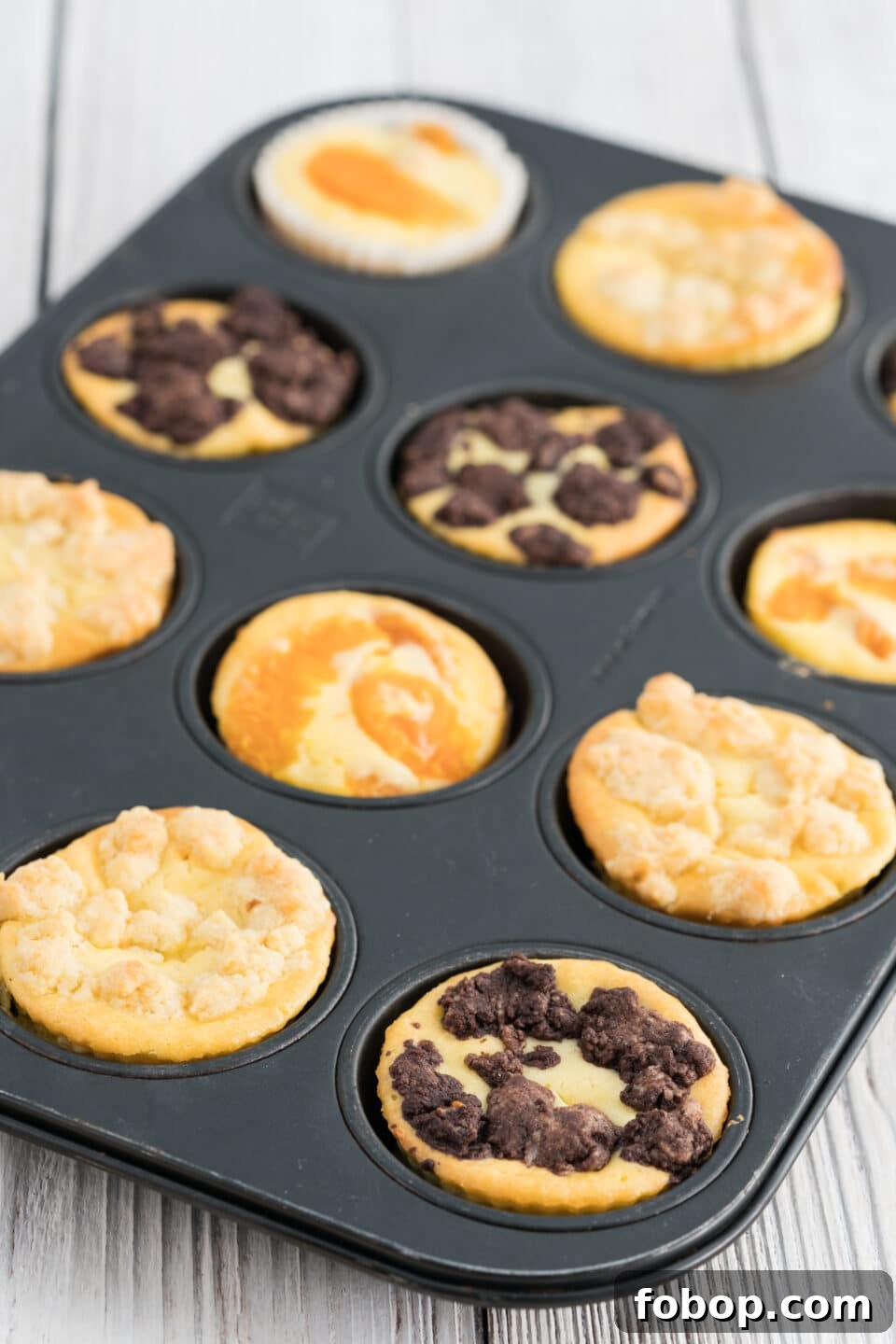 Cheesecake Muffins: Tangerine, Crumble & Chocolate Variations 3 tangerines, crumbles, and more