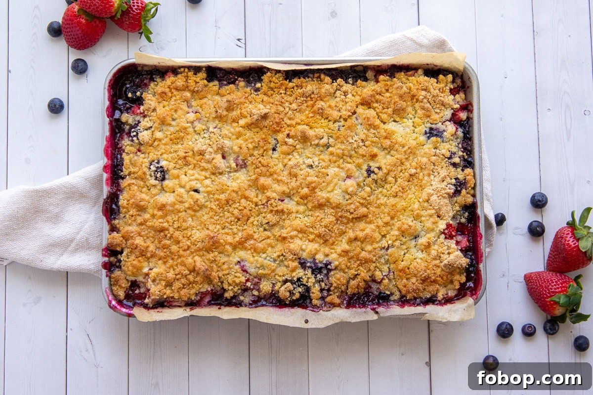 a pan of baked berry crumble bars.